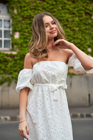 White dress midi cloche with elastic waist naked shoulders guipure