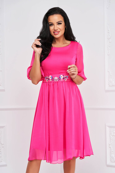 Rózsaszín ruhák, Fukszia StarShinerS alkalmi midi harang ruha vékony anyagból virágos hímzéssel - StarShiner.hu