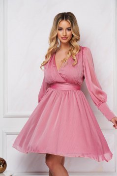 Pink dress short cut from veil fabric with puffed sleeves cloche