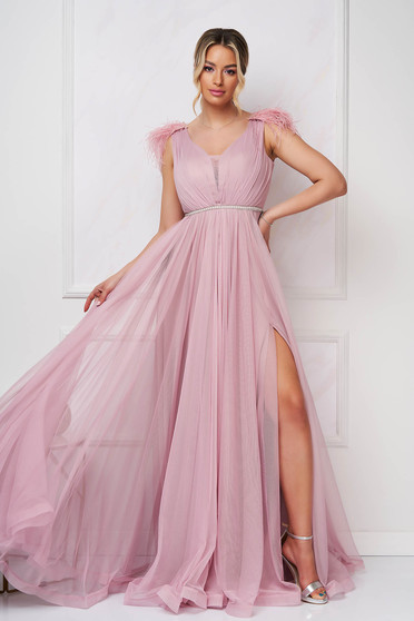 Rochie marime mare de ocazie roz lunga in clos din tul accesorizata cu pietre stras si pene