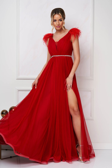 Estélyi ruhák , Alkalmi ruha piros hosszú harang tüllből strasszos és tollas kiegészítővel ellátva - StarShiner.hu