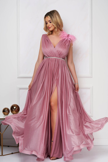 Hosszú ruhák, Púder rózsaszínű hosszú alkalmi harang ruha csillogó tüllből, strassz köves és tollas díszítéssel - StarShiner.hu