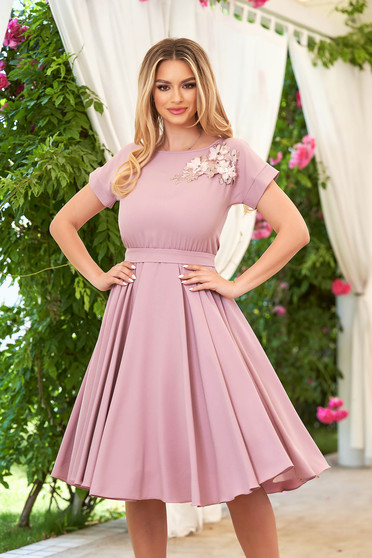 Midi ruhák, Púder rózsaszínű midi midi muszlin harang alakú StarShinerS ruha gumirozott derékrésszel virágos díszekkel - StarShiner.hu