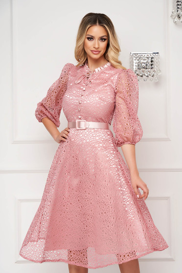 Rochie eleganta roz midi in clos din dantela cu accesoriu tip curea si nasturi
