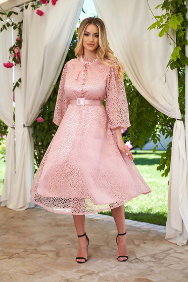 Rochie marime mare eleganta roz prafuit midi in clos din dantela cu accesoriu tip curea si nasturi