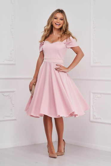Rochii elegante, marimea XXL, Rochie din tafta elastica roz deschis in clos cu umeri goi si aplicatii cu perle - PrettyGirl - StarShinerS.ro