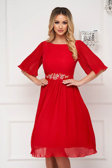 - StarShinerS red embroidered dress from veil fabric pleated accessorized with tied waistband cloche midi
