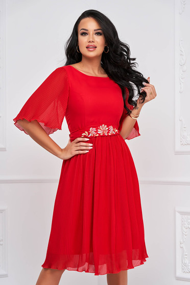 - StarShinerS red embroidered dress from veil fabric pleated accessorized with tied waistband cloche midi