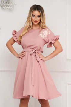 Rochie din material elastic roz prafuit midi in clos cu volanase la maneca si broderie florala unica - StarShinerS