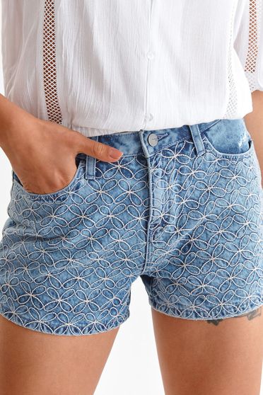 Blue short denim medium waist with pockets with raised flowers