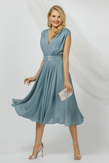 Rochie din voal albastru-deschis midi in clos accesorizata cu o catarama cu pietre strass - PrettyGirl