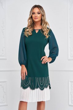Rochie din stofa elastica verde-inchis cu un croi drept si insertii de voal plisat