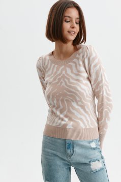 Pink sweater knitted with rounded cleavage