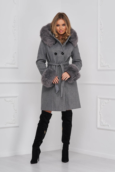 Paltoane dama online gri, Palton din lana gri cambrat cu gluga detasabila accesorizata cu blana ecologica - SunShine - StarShinerS.ro