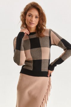Sweater knitted with chequers neckline