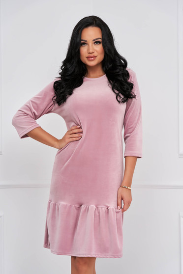 Bársony ruhák, Ruha púder rózsaszínű bársonyból rövid egyenes fodrok a ruha alján - StarShiner.hu