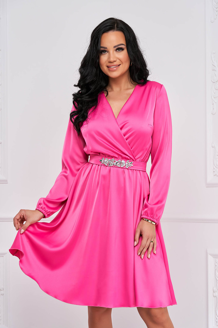 Rochie scurta din material satinat fuchsia scurta in clos cu decolteu petrecut - StarShinerS