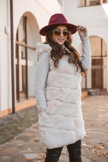 Cream gilet from ecological fur with undetachable hood with pockets
