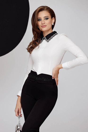 Női ingek, Fehér szűkített pamutból készült galléros női ing hímzett betétekkel strassz köves díszítéssel - StarShiner.hu