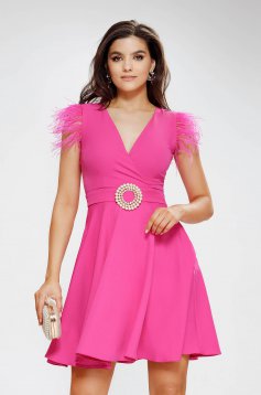 Rochie din stofa usor elastica roz midi in clos cu buzunare si pene pe umeri - Fofy