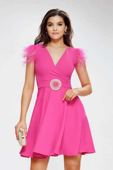 Rochii elegante clos, Rochie din stofa usor elastica roz midi in clos cu buzunare si pene pe umeri - Fofy - StarShinerS.ro