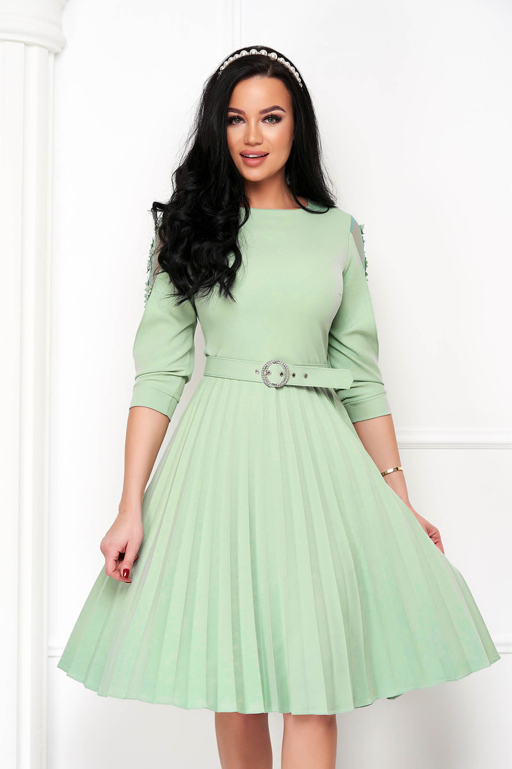 Rochie plisata din stofa usor elastica mint in clos cu flori in relief pe manecile decupate - Rochii-Dama.ro