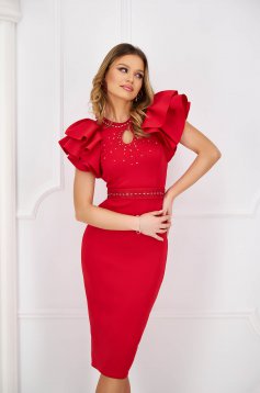 Red dress pencil accessorized with belt with ruffle details