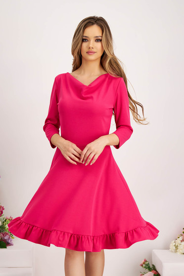 Reduceri rochii, Rochie din crep roz in clos cu decolteu cazut si volanase la baza rochiei - StarShinerS - StarShinerS.ro