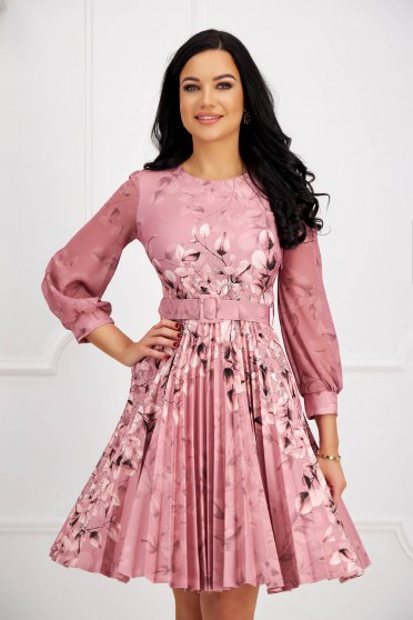 Rochii cu imprimeu floral, marimea XL, Rochie plisata din stofa usor elastica roz pudra in clos cu accesoriu tip curea - StarShinerS.ro