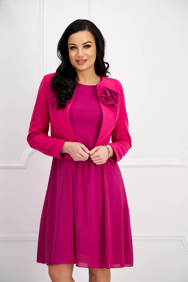 Compleuri dama elegante, Compleu din triplu voal si stofa usor elastica roz cu brosa detasabila - StarShinerS - StarShinerS.ro