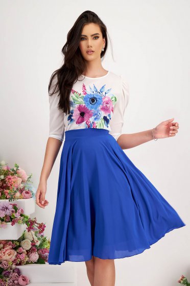 Tinute casual dama - Pagina 3, Bluza dama din voal usor elastic albastra cu un croi mulat si imprimeu floral digital - StarShinerS - StarShinerS.ro