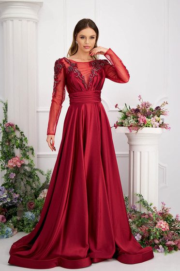 Long cherry taffeta dress with a V-neckline at the back and lace applications