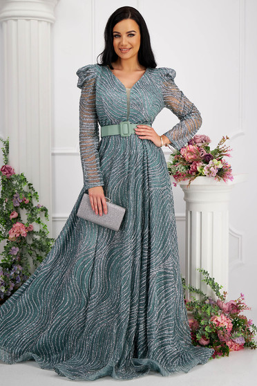 Lightgreen dress laced with glitter details long cloche high shoulders accessorized with belt