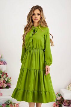 Rochie din material fluid verde midi in clos cu elastic in talie si guler tip esarfa - SunShine