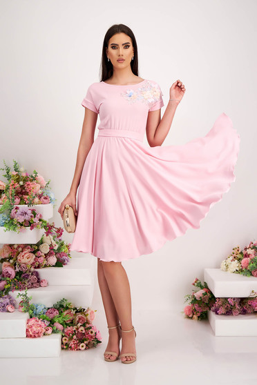 Rochii elegante, Rochie din triplu voal roz-deschis midi in clos cu elastic in talie si broderie florala - StarShinerS - StarShinerS.ro