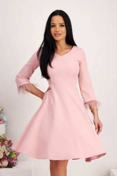 Rochie din stofa elastica roz pudra midi in clos cu buzunare laterale si pene