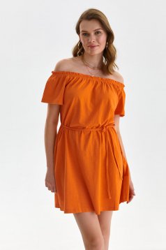 Rochie din material fluid portocalie scurta cu croi larg si umeri goi accesorizata cu cordon - Top Secret