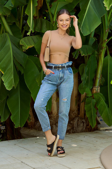 Blue jeans accessorized with belt with elastic waist