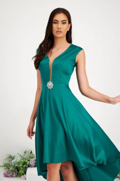 - StarShinerS green dress taffeta asymmetrical cloche with v-neckline accessorized with breastpin