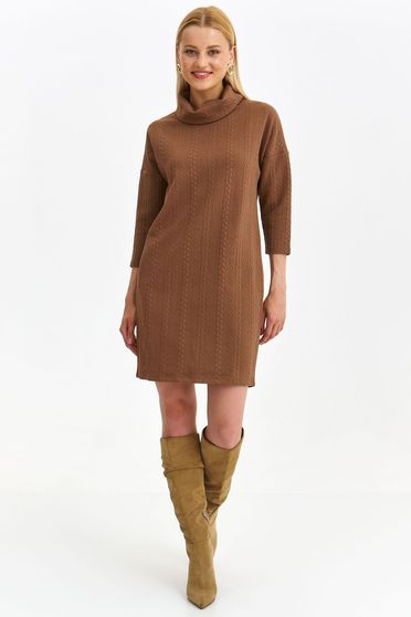 Rochie din tricot texturat maro cu un croi drept si guler inalt - Top Secret