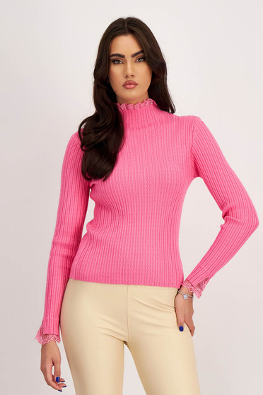 Pulovere dama, Pulover din tricot fin roz-deschis mulat cu aplicatii de dantela la guler si mansete - SunShine - StarShinerS.ro