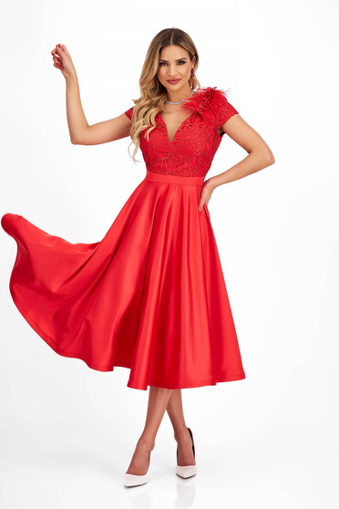 Rochii de ocazie - Colecția 2025 rosii, Rochie din tafta elastica si dantela rosie midi in clos accesorizata cu brosa cu pene - StarShinerS - StarShinerS.ro