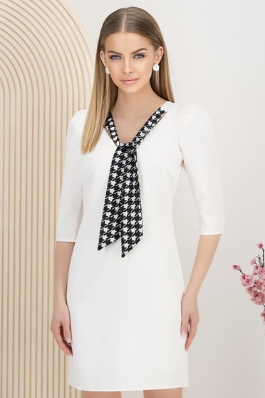 Rochii Office 2025 – Modele Elegante, Midi, Scurte, Tip Creion, stofa, Rochie din stofa elastica alba scurta tip creion cu guler tip esarfa imprimat cu motive pepit - StarShinerS - StarShinerS.ro