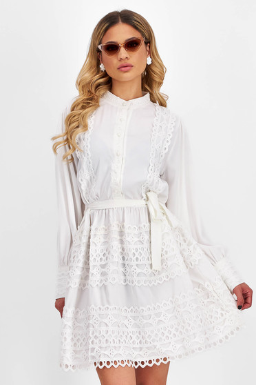 Dress made of thin white short fabric with a loose fit and lace applications accessorized with a cord - SunShine