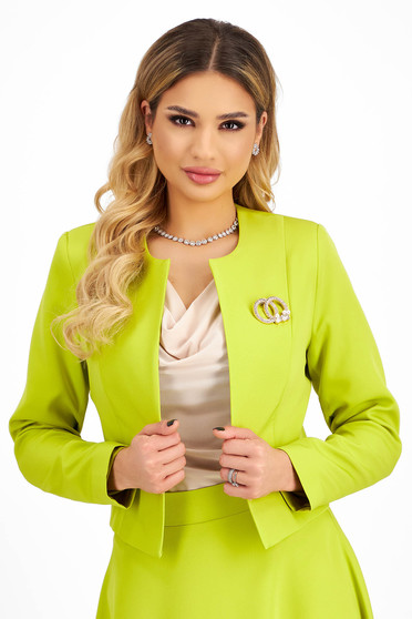 Tinute office dama , Sacou scurt din stofa usor elastica verde lime cambrat accesorizat cu brosa - StarShinerS - StarShinerS.ro