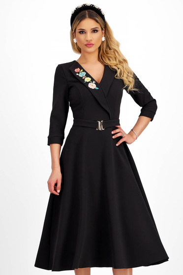 Rochii elegante negre,  marimea L, Rochie din stofa elastica neagra midi in clos cu accesoriu tip curea si broderie florala - StarShinerS - StarShinerS.ro