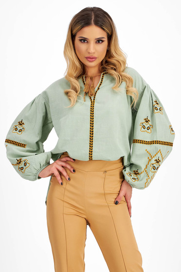 Bluze Casual, Ie dama din bumbac verde-deschis asimetrica cu croi larg si detalii brodate traditionale - SunShine - StarShinerS.ro