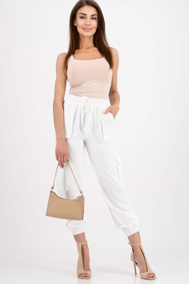 Pantaloni damă – Colecția 2025 casual, Pantaloni cargo fit din material subtire ivoire cu talie inalta si buzunare laterale - StarShinerS.ro