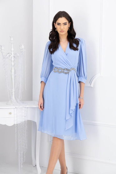 Rochie din voal albastru-deschis midi in clos accesorizata cu pietre stras in talie