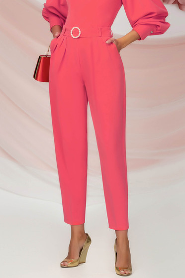 Pantaloni lungi din stofa elastica roz conici cu buzunare laterale accesorizati cu cordon